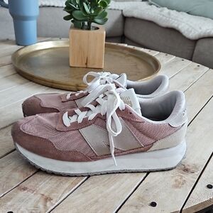 New Balance 237 Women’s Pink and Cream Retro Runner Sneakers. Size 9.5